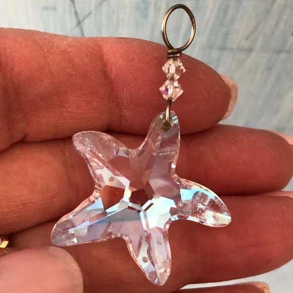 Pretty little crystal starfish charm with silver wire & hook and 2 crystal beads - Picture 1 of 10